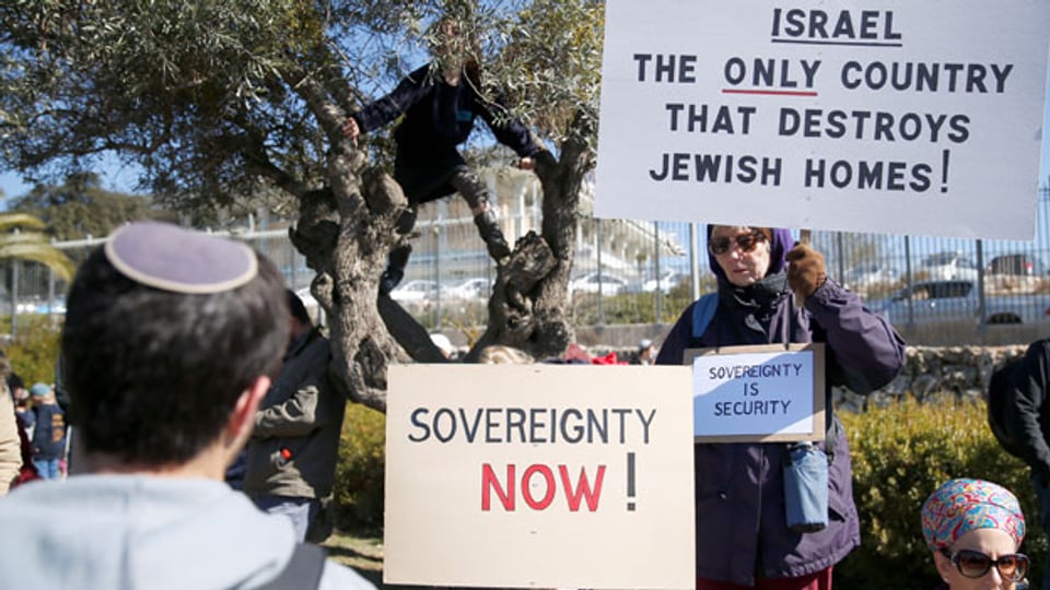 Demonstranten protestieren gegen die erwartete Vertreibung des israelischen Siedler-Assenpostens von Amona im besetzten Westjordanland in Jerusalem am 30. Januar 2017.