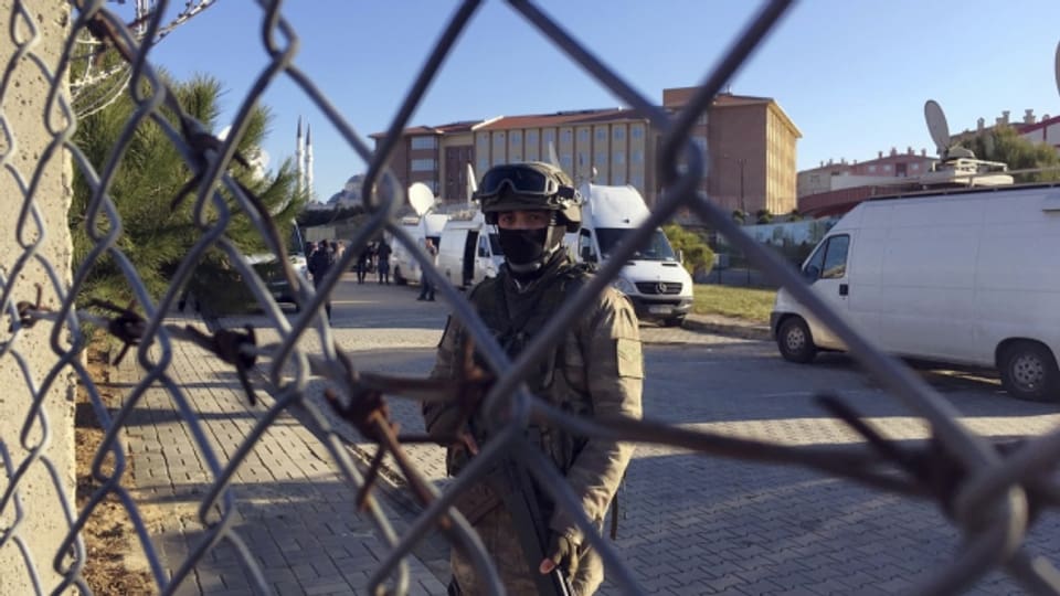 Polizist vor einem Gerichtsgebäude in der Türkei