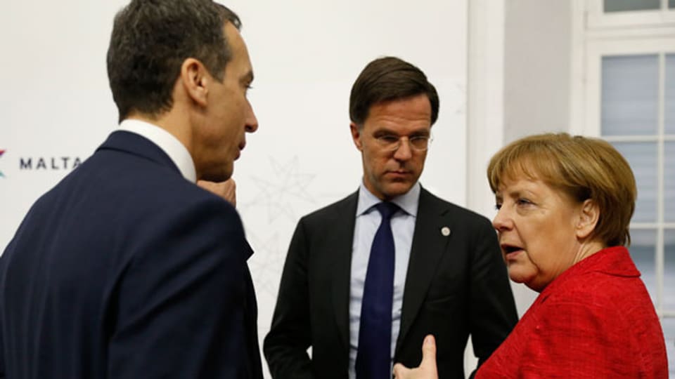 Deutschlands Kanzlerin Angela Merkel (rechts), Österreichs Kanzler Christian Kern (links) und Hollands Premier Mark Rutte (Mitte) in Valletta, Malta.