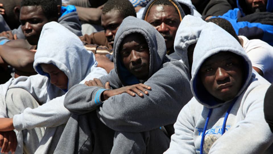 Migranten warten in Tripoli auf die Weiterfahrt übers Mittelmeer nach Europa.