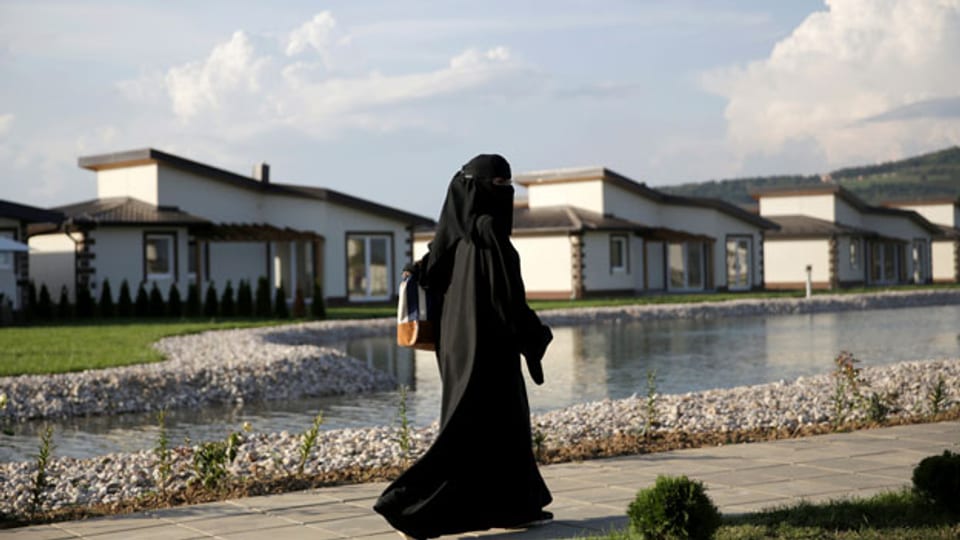 Eine Touristin aus dem Nahen Osten im Sarajevo Resort in Osenik in der Nähe von Sarajevo.
