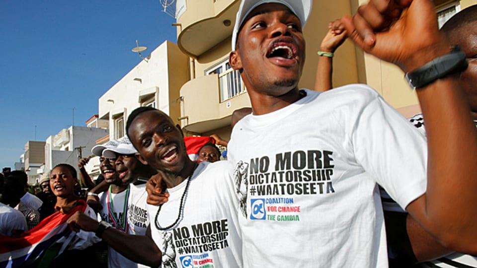 «No More Dictatorship» steht auf den T-Shirts einiger junger Afrikaner.