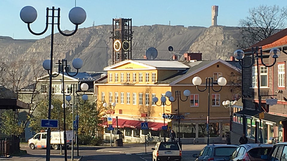 Das alte Stadtzentrum von Kiruna liegt über dem grössten Erzbergwerk der Welt. Das neue Kiruna entsteht dort, wo bisher Angehörige der nordischen Urbevölkerung der Samen ihre Rentierherden weideten. Das gelbe Rathaus wird auch gezügelt.