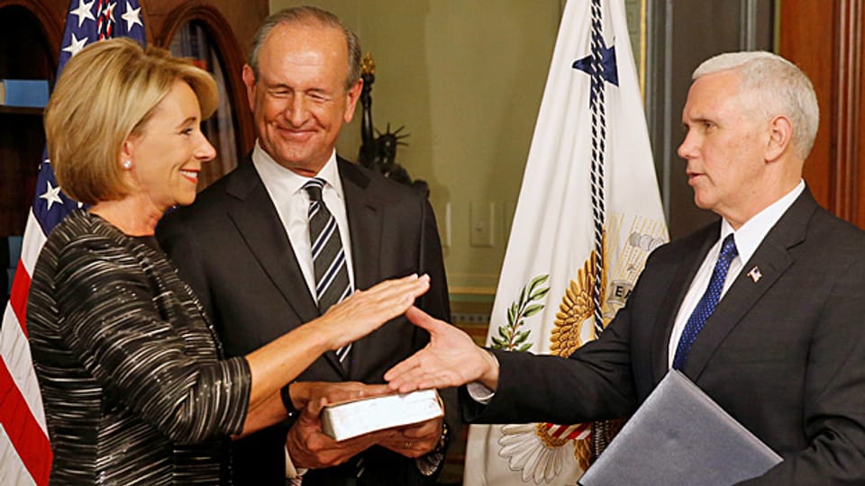 Betsy deVos, ihr Ehemann und US-Vizepräsident Mike Pence. Die Milliardärin, die selber nie eine öffentliche Schule besucht hat und ihre vier Kinder in Privatschulen schickte, wird als US-Bildungsministerin vereidigt.