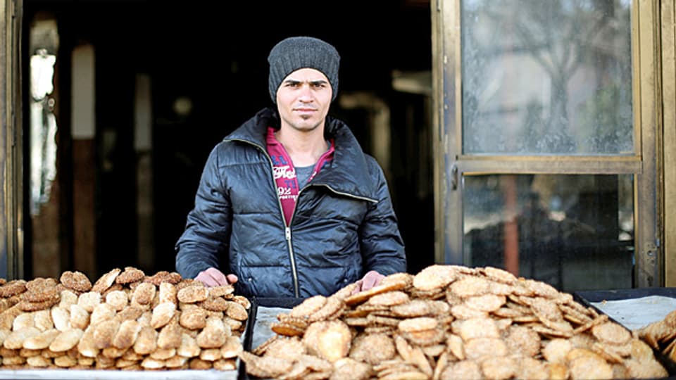 Ein Stück Normalität ist in den befreiten Osten der Stadt Mossul zurückgekehrt: Ein Bäcker verkauft Gebäck.
