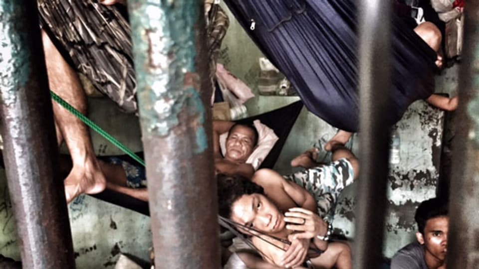 Die Gefängnisse in Davao sind chronisch überlastet. Geschlafen wird in Schichten.