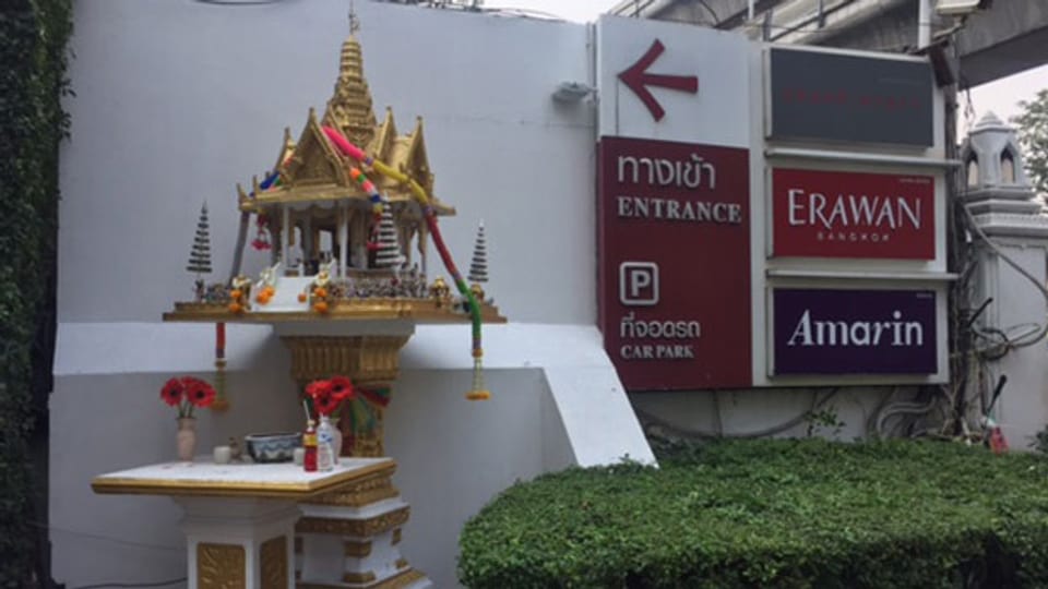 Thailand ist ein überwiegend buddhistisches Land. Doch vor jeder Shopping Mall, jedem Autosalon stehen die kleinen Geisterhäuser.