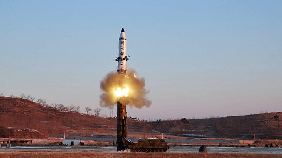 Die nordkoreanische Test-Atomrakete «Pukguksong-2» beim Start.