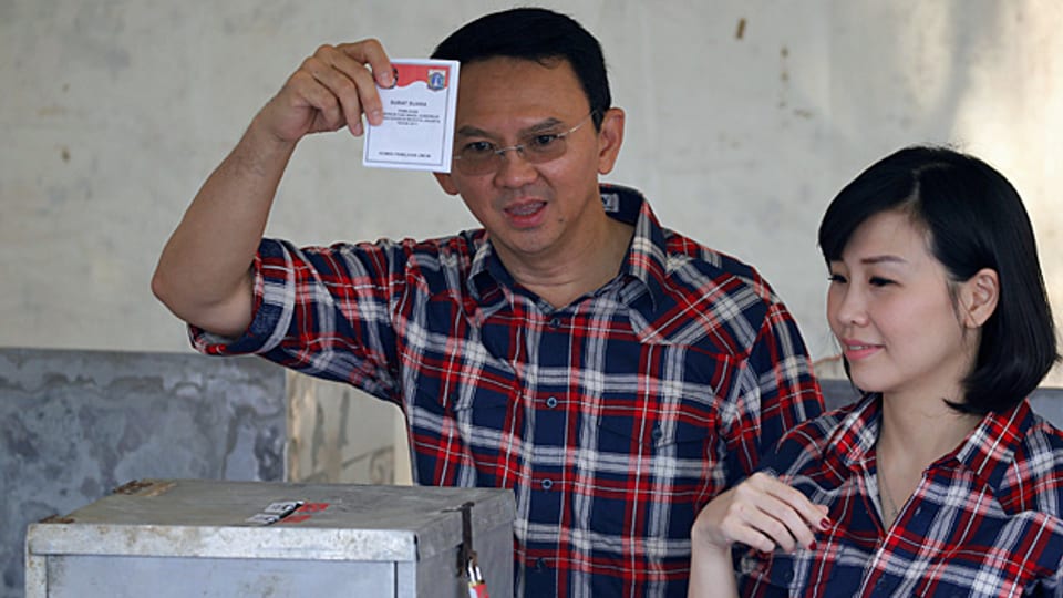 Basuki Tjahaja Purnama, oder kurz Ahok genannt, har das Amt des Gourverneurs von Jakarta geerbt,  als sein Vorgänger Joko Widodo 2014 zum Präsidenten gewählt wurde. Er gehört der chinesischstämmigen Minderheit Jakartas an, die ungefähr zehn Prozent der Stadtbevölkerung ausmacht. Sein Leistungsausweis ist beachtlich.