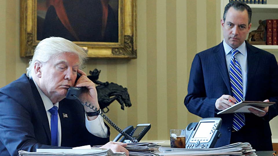 Ein russischer Aussenpolitiker erklärte selbstkritisch, man habe Donald Trump vorschnell für «prorussisch» gehalten. Der US-Präsident nämlich sei ganz einfach nur – «proamerikanisch». Bild: US-Präsident Donald Trump am Telefon mit Wladimir Putin.
