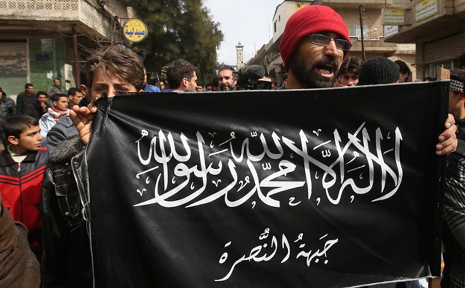 Die Fahne der Nusra-Front, die der Al Kaida nahesteht undund die Söldnerdienste von Malhama Tactical in Anspruch nimmt.