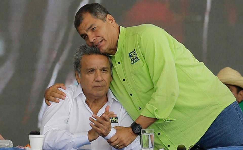 Der abtretende Präsident Equadors, Rafael Correa, umarmt den Kandidaten der Regierungspartei, Lenin Moreno.