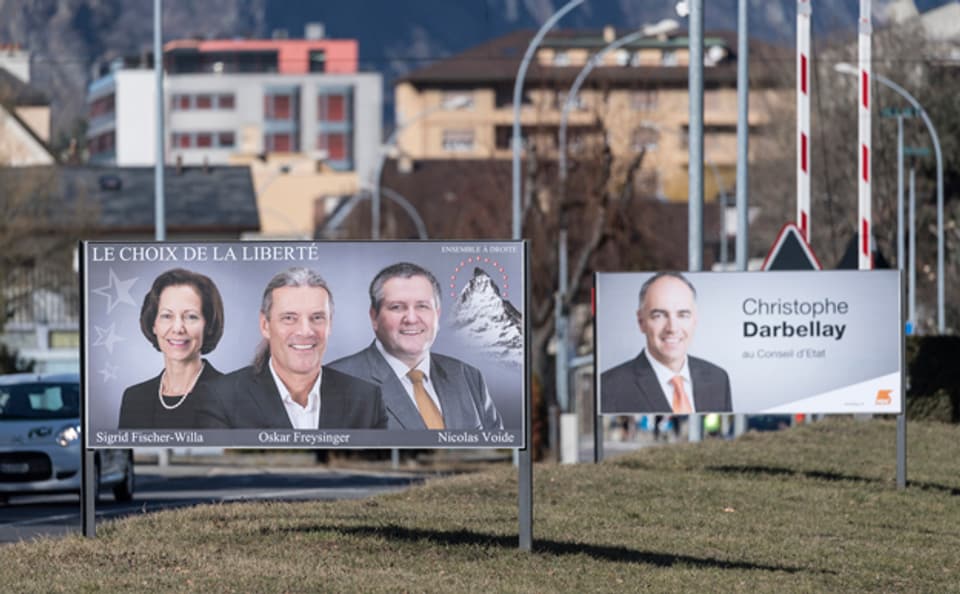 Wahlplakate im Wallis: rechts das Plakat für den CVP-Kandidaten Christophe Darbellay, links die Kandidaten des rechtsbürgerlichen Bündnisses mit dem abtrünnigen CVP-Mitglied Nicolas Voide (rechts).