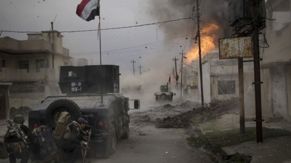 Irakische Truppen rücken nach West-Mosul vor –dort wo die Panzer nicht passieren können, zu Fuss.