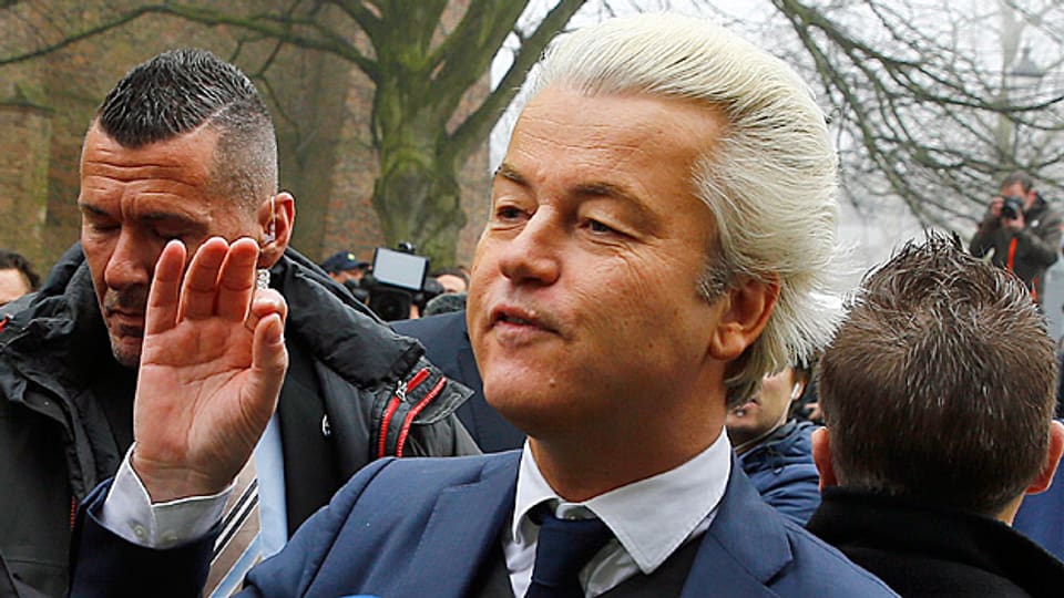 Geert Wilders sorgte 2010 für die Privatisierung des Integrationsunterrichts. Seitdem sind Asylsuchende selber für die Kurse verantwortlich und müssen für die Kosten von 1000 Euro aufkommen. Wer kein Geld hat, muss einen Kredit aufnehmen. Inzwischen haben sich fast 200 Kursanbieter auf das lukrative Geschäft gestürzt.