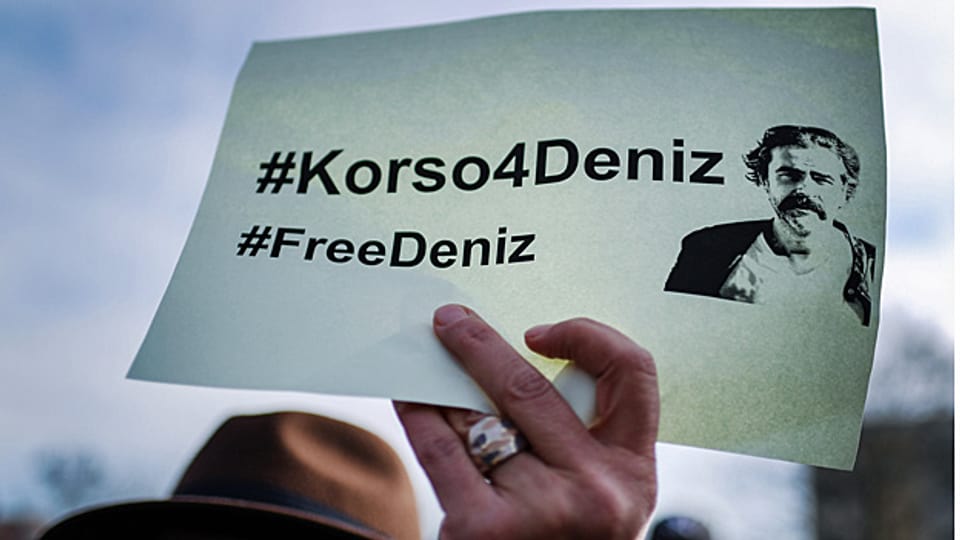 In vielen Städten sollen Autokorsos für den in der Türkei inhaftierten Journalisten Denis Yücel auffahren, eine Kundgebung vor der türkischen Botschaft in Berlin ist geplant, und 160 Bundestagsabgeordnete haben einen Aufruf für Yücel unterzeichnet.