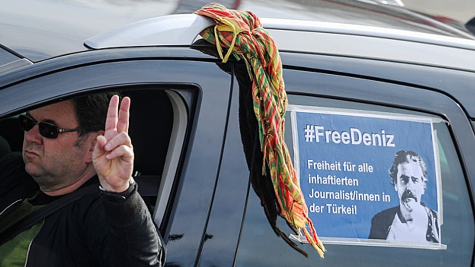 Im auto für die Freilassung des deutsch-türkischen Journalisten Deniz Yücel demonstrieren.