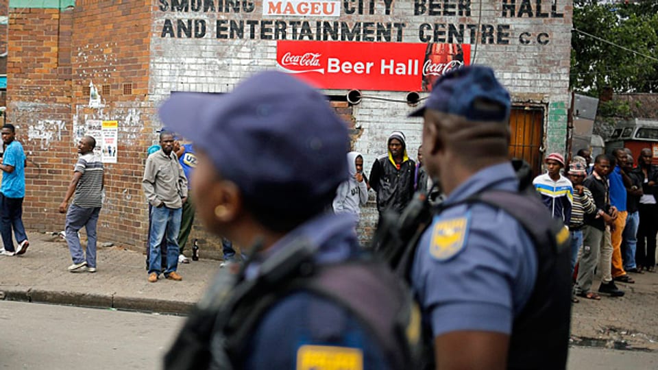 Polizeipatrouille nach fremdenfeindlichen Krawallen in einem Stadtquartier von Johannesburg.