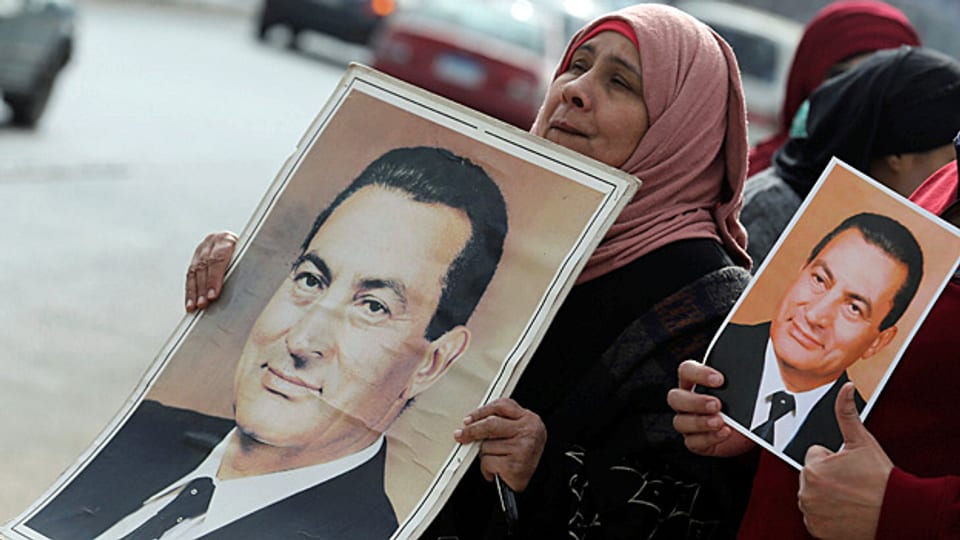 Anhängerinnen Mubaraks haben am Donnerstagmorgen vor dem Gericht den Freispruch des ehemaligen ägyptischen Präsidenten gefordert.