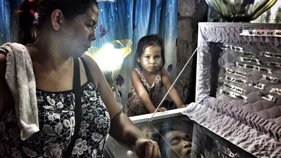 Opfer von Dutertes Drogenkrieg: Maria dela Cruz am Sarg ihres ermordeten Mannes.