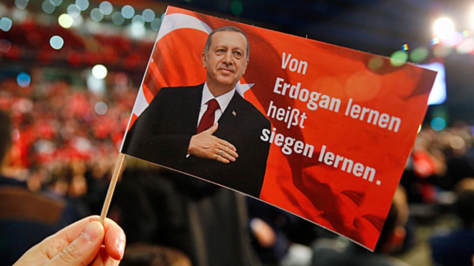 «Von Erdogan lernen heisst siegen lernen» steht auf einem roten Fähnchen mit dem Portrait des türkischen Präsidenten – an einer Veranstaltung im deutschen Oberhausen, wo für ein Ja zum Referendum vom 16. April geworben wird.