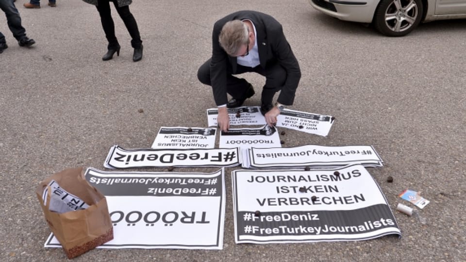 Auto- und Radkorso in Wien für Deniz Yücel und alle anderen inhaftierten Journalisten in der Türkei.