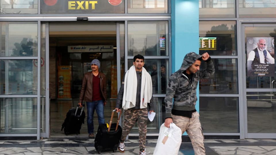 Aus Deutschland abgeschobene Flüchtlinge am Flughafen in Kabul.