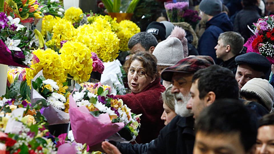 Grosses Gedränge an einem Blumenstand, am 7. März in Moskau.