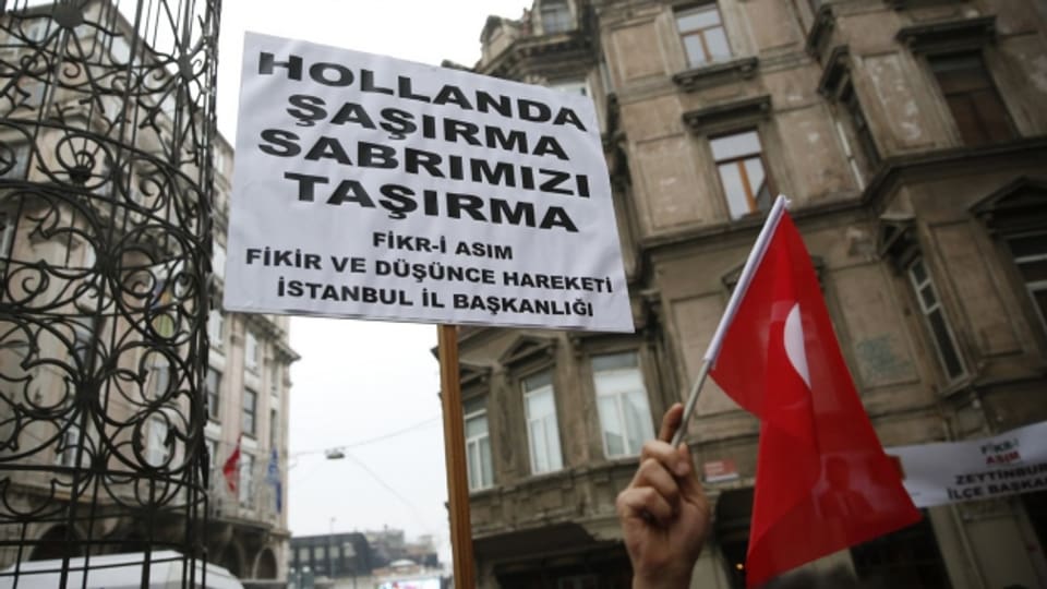 «Niederlande, verdirb es nicht mit uns»: Proteste in Istanbul vor der niederländischen Botschaft.