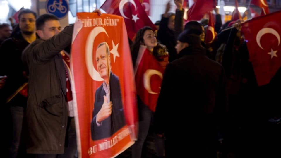 Demonstrationen zugunsten von Erdogan vor dem türkischen Konsulat in Rotterdam.