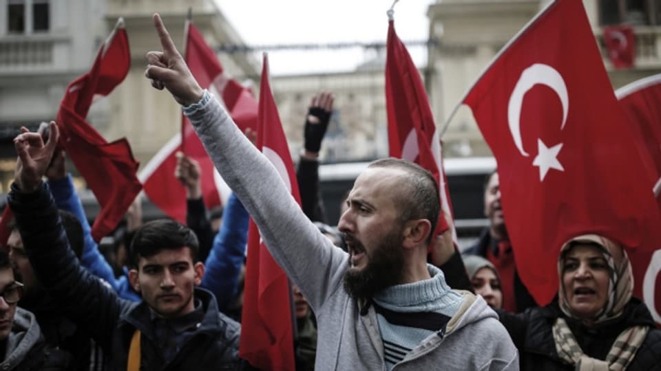 Proteste vor dem niederländischen Konsulat in Istanbul.