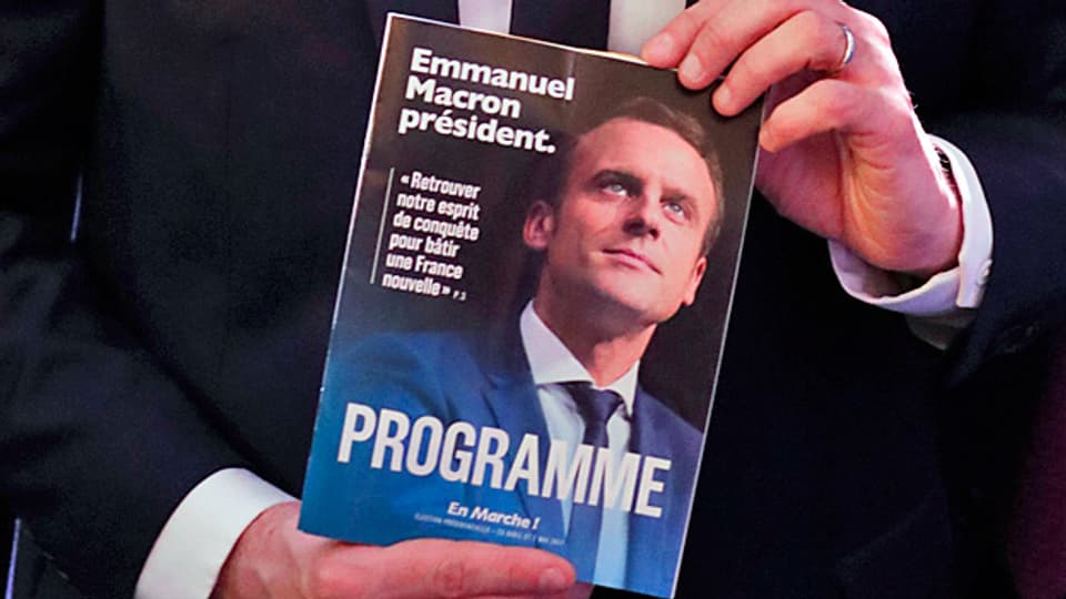 Emmanuel Macron spielt auf die Mitte – ni droit, ni gauche - und will sich als Unabhängiger präsentieren. Was ihm fehlt: die Partei im Rücken.