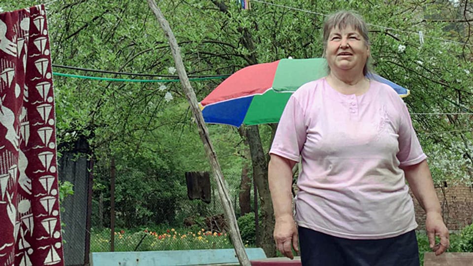 Ein Glück, dass es Veselinka Velitschkowa gibt. Sie sticht in ihrem Garten neben einem Autobahnpfeiler den Boden um. «Ich bin 66 Jahre alt und die jüngste im Dorf», erzählt sie. Die Bewohner und Bewohnerinnen des Dorfes würden gegenseitig aufeinander aufpassen.