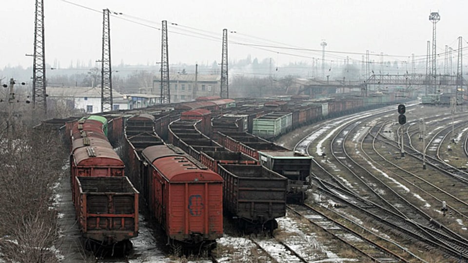 Der Handel mit den von Russland unterstützten «Volksrepubliken» in der Ostukraine ist ab sofort verboten. Bild: Leere Kohle-Güterwagen in der Nähe von Donezk.