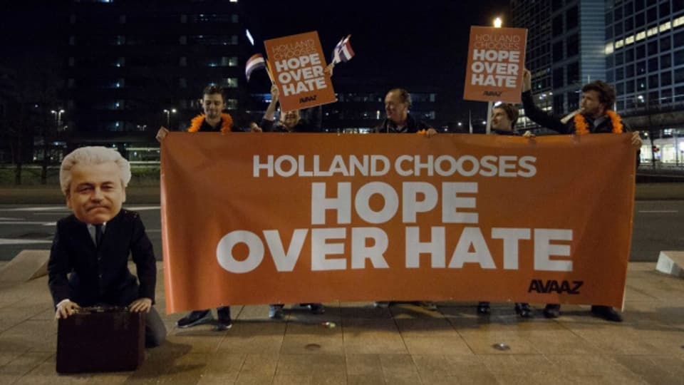Rutte-Fans feiern den Sieg der rechtsliberalen Partei VVD in Den Haag.