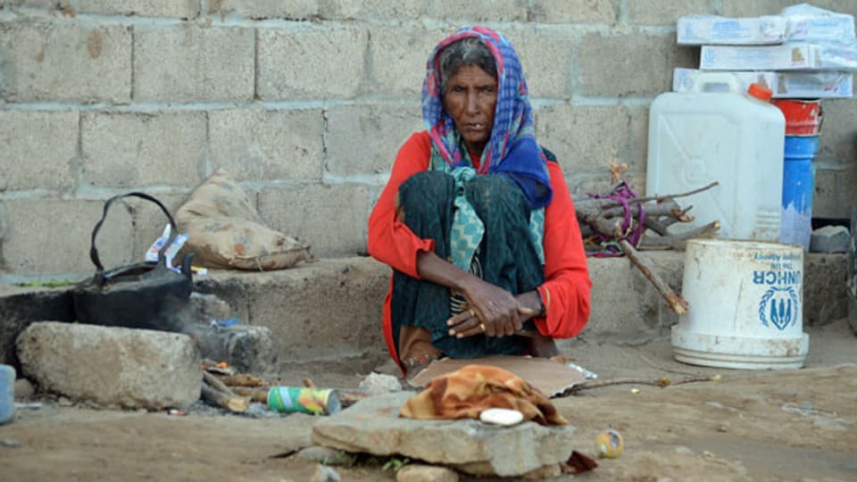 Eine Frau in einem provisorischen Lager für Binnenvertriebene in Al-Jarahi, Jemen.