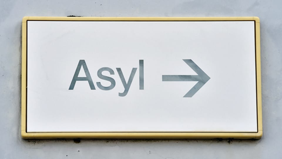 Ein Schild in der Landeserstaufnahme für Asylbewerber in Karlsruhe. Symbolbild.