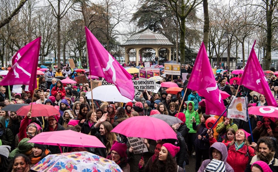 Frauen demonstrieren auf dem Zürcher Bürkliplatz.