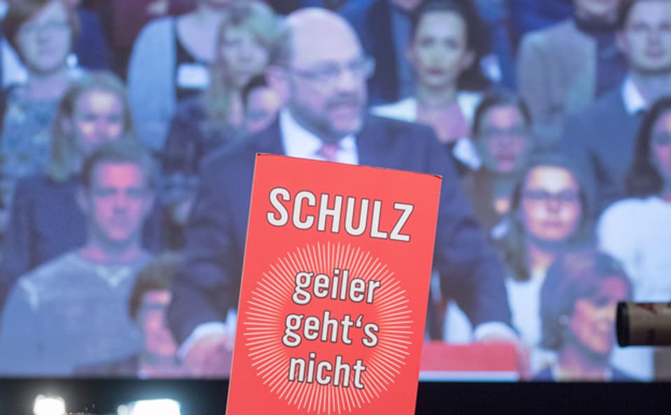 Der SPD-Kanzlerkandidat und Parteivorsitzende Martin Schulz bei seiner Rede am SPD-Sonderparteitag. Im Vordergrund ein Schild mit der Aufschrift: Schulz, geiler gehts nicht.