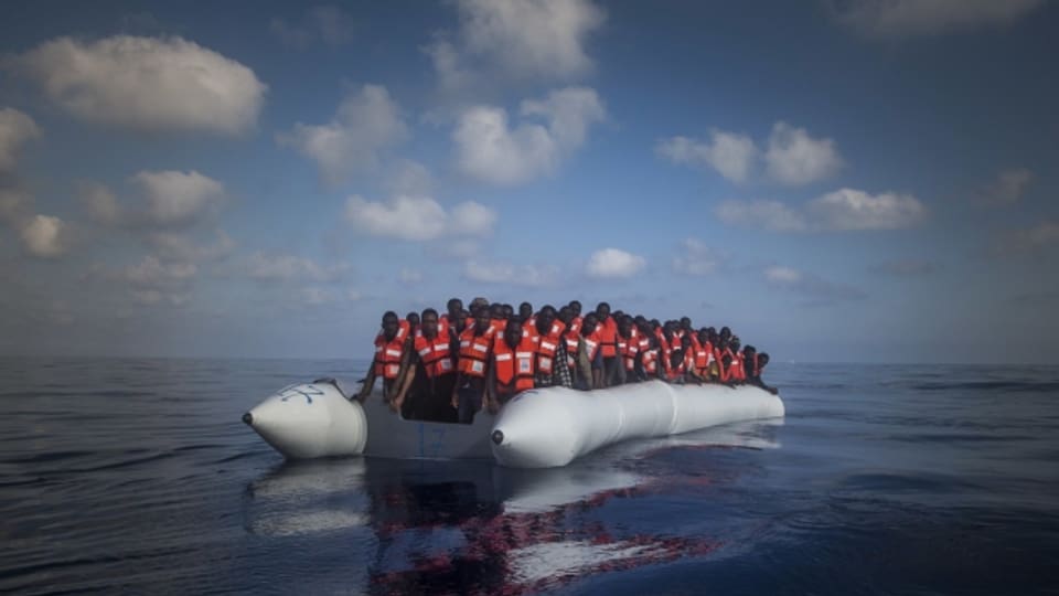 Künftig sollen sie an der Mittelmeer-Überquerung von Libyen gehindert werden: Flüchtlinge in einem überfüllten Gummiboot nahe der libyschen Küste.