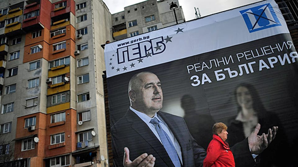 Ein Wahlplakat in der bulgarischen Hauptstadt Sofia wirbt für die liberal-konservative Partei GERB.
