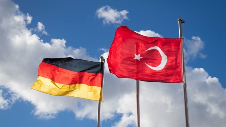 Die türkische und die deutsche Flagge nebeneinander.