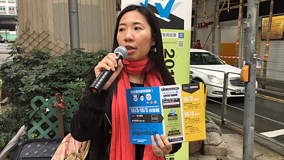 «Nehmen sie sich ein paar Minuten Zeit, um zu wählen», sagt Wendy Tsang an einer Strassenkreuzung; in der rechten Hand ein Mikrofon, in der linken bunte Flugblätter. Sie ist eine freiwillige Helferin der «Hongkong Pop Vote», der alternativen Wahl in Hongkong.