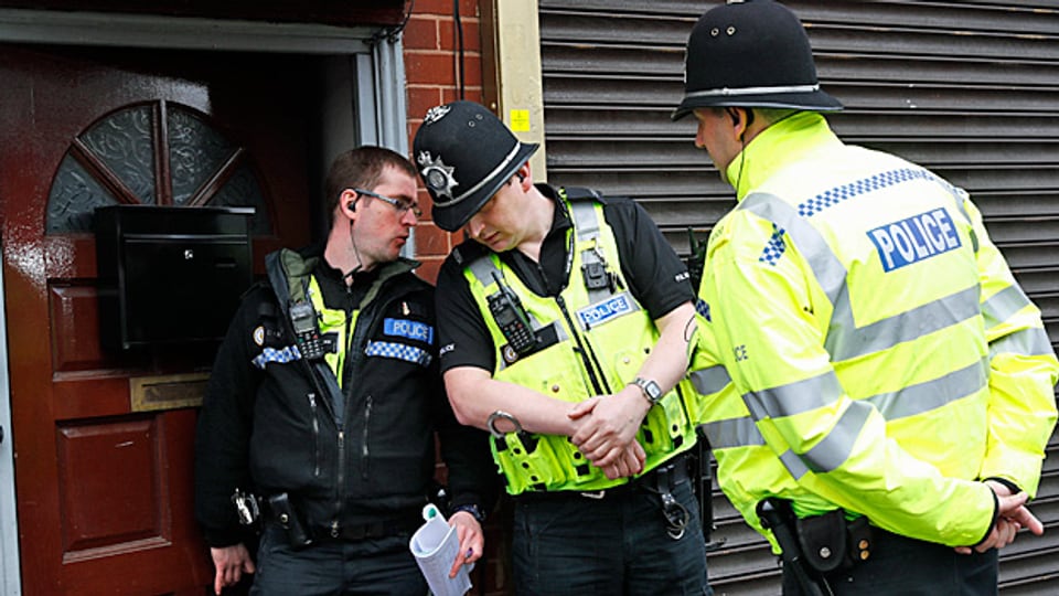 Polizeioffiziere vor einem Haus in Birmingham – wo das Auto gemietet worden war, das auf der Westminster-Brücke in London in eine Gruppe von Menschen raste.
