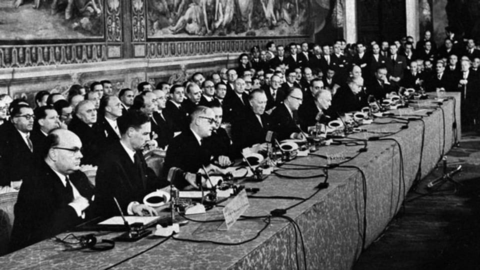 Regierungsvertreter von sechs europäischen Ländern unterzeichnen am 25. März 1957 im Konservatorenpalast die Römischen Verträge.