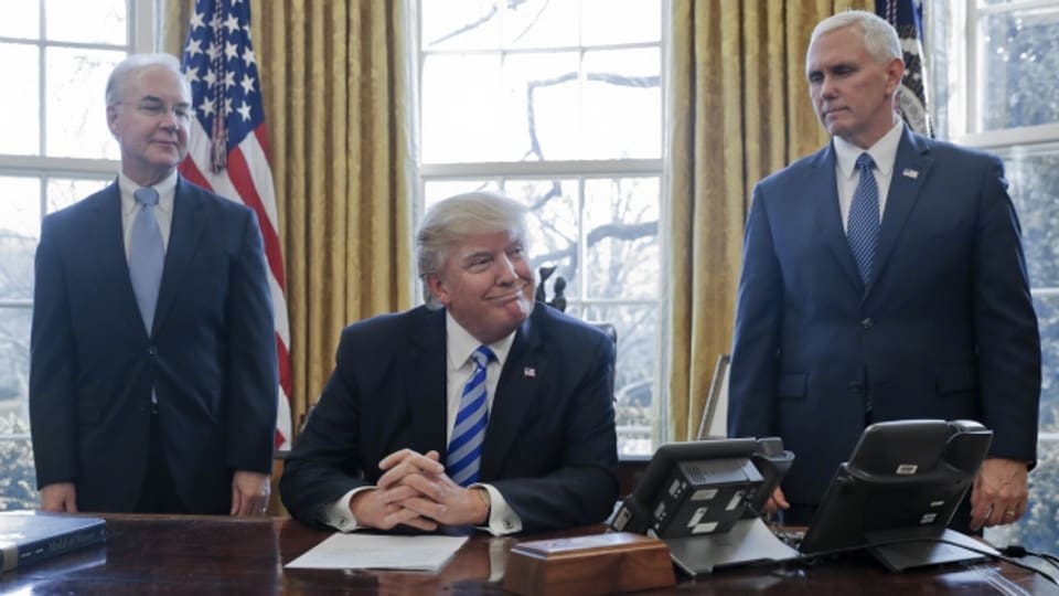 US-Präsident Donal Trump mit Gesundheitsminister Tom Price und Vizepräsident Mike Pence.