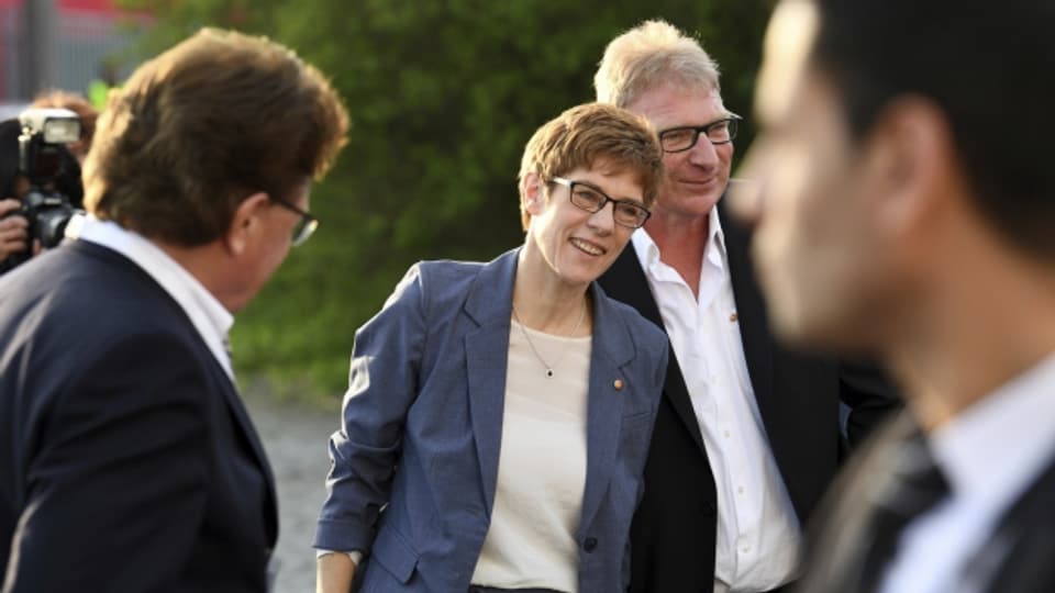 Die CDU-Ministerpräsidentin im Saarland, Annegret Kramp-Karrenbauer, freut sich über das deutliche Wahlergebnis.