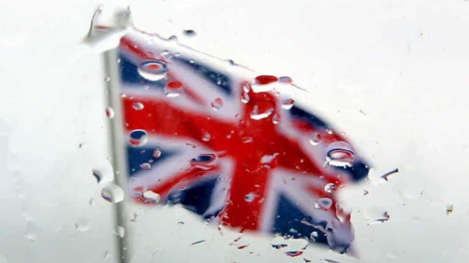 Die britische Fahne weht im Wind bei typisch englischem Wetter.