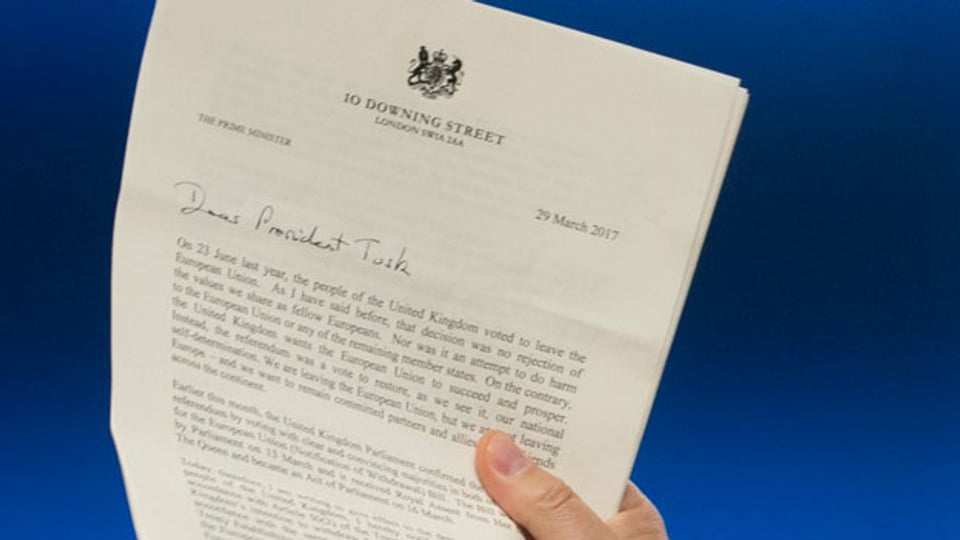 EU-Ratspräsident Donald Tusk hält die sechsseitige Austrittserklärung in der Hand.
