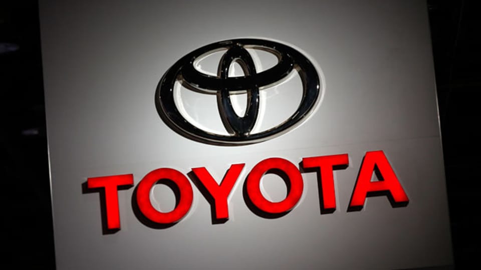 Schon wieder befiehlt mit Toyota ein Autobauer Modelle in die Garagen.